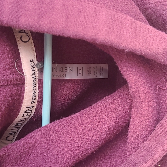 ~*    SALE ITEM !!     Calvin Klein sweatshirt - Picture 3 of 4